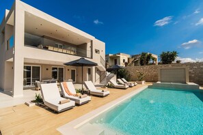 Building Exterior, Outdoor, Pool