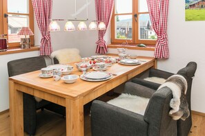 Ferienwohnung Steinbock-Esstisch