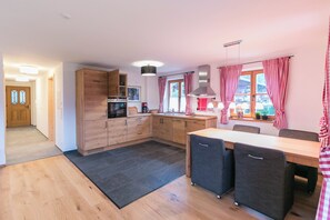 Ferienwohnung Steinbock-Küche mit Essbereich