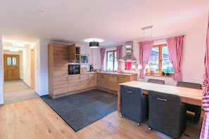 Ferienwohnung Steinbock-Küche mit Essbereich
