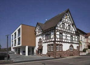 Der historische Teil wurde erhalten und im einen wunderschönen Anbei ergänzt. 