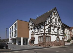 Der historische Teil wurde erhalten und im einen wunderschönen Anbei ergänzt. 