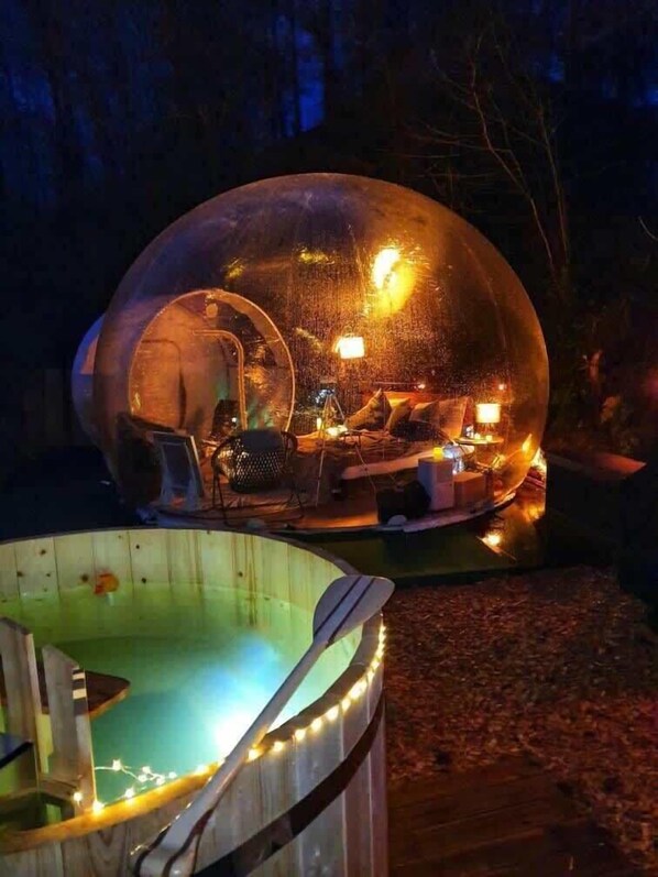 Hot Tube und Bubble-Tent bei Nacht