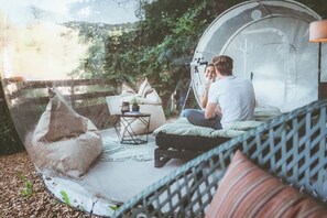 Bequeme Möbel im Bubble-Tent