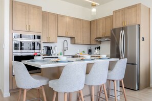 Full kitchen and dining area with 4 chairs