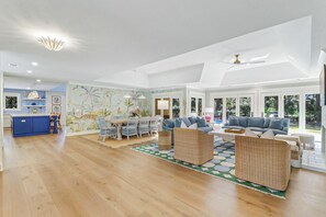 54 Harleston Green - Entryway