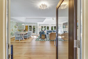54 Harleston Green - Entryway