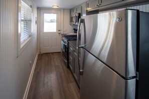 Full size appliances in the kitchen