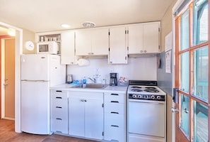 Bright, fully equipped kitchen—perfect for easy meals and morning coffee.