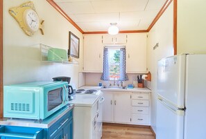 Charming vintage kitchen with cheerful vibes — fully equipped for your cozy home-cooked meals. 🍳🌼