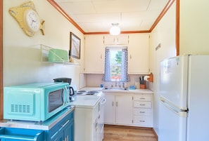 Charming vintage kitchen with cheerful vibes — fully equipped for your cozy home-cooked meals. 🍳🌼