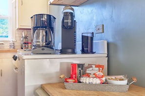 Start your mornings right with a fresh brew — coffee maker and complimentary coffee included. ☕🌞