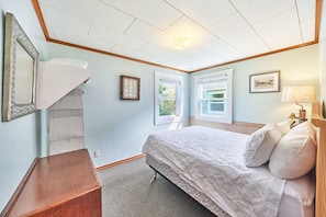 Rest easy in a cozy queen bed, thoughtfully made for peaceful nights and lazy mornings. 🛏️✨