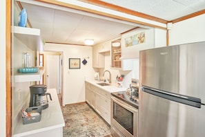 Full kitchen stocked with cookware, dishes, and utensils — everything you need to cook and dine with ease. 🍽️👩🍳