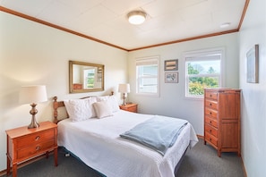 Inviting bedroom featuring a comfortable queen-size bed—ideal for a restful night’s sleep.