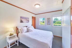 Comfortable second bedroom with a cozy queen-size bed—ideal for relaxing after a day of exploring.