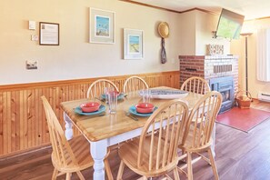 Chic dining table for six 🍽️✨