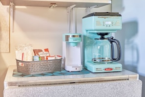 Enjoy fresh mornings with a coffee maker and complimentary coffee ready to brew. ☕🌅