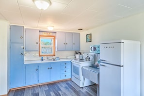 A fully stocked kitchen — cookware, dishes, and utensils included. 🍳🍴