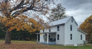 Tranquil setting 3 minutes from Downtown  Fayetteville 