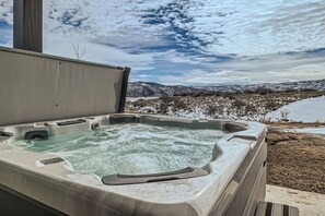 Brand New Hot Tub with Mountain Views!