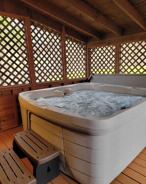 Indoor spa tub