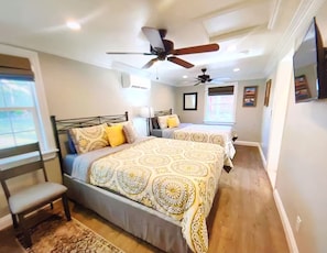 Bedroom, 2 queen beds