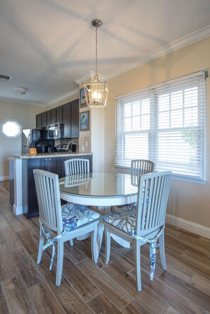 Marina Family 2 Bedroom Townhome Villa - Dining Area
