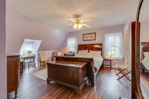 Main bed, queen, Stearns & Foster mattress. Only bedrm with TV and private bath