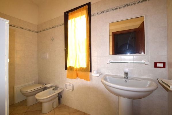 Autumn, Bathroom, Spring, Summer