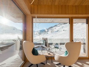 Interior Design, Decke, Flooring, Fussboden, Holzboden, Hartholz, Natürliches Material, Holzbeize, Stuhl, Wohnzimmer
