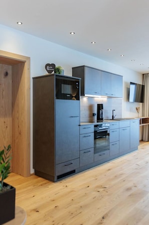 Möbel, Flooring, Interior Design, Cabinetry, Fussboden, Holz, Holzboden, Küche, Countertop, Decke
