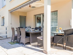 Meubles, Design Intérieur, Sol, Sol, Chaise, Mobilier De Jardin, Domicile, Porte, Balcon, Ombre