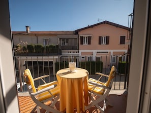 Watercraft, Boot, Wohnung, Yachthafen, Gartenmöbel, Schatten, Boote Und Boating - Geräte Und Materialien, Balkon, Resort, Dock