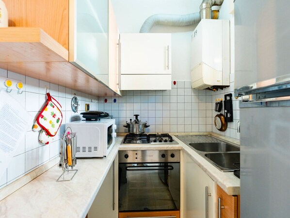 Küchengerät, Küche, Major Appliance, Countertop, Flooring, Herd, Holz, Haushaltsgerät, Interior Design, Cabinetry