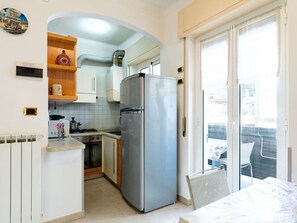 Küchengerät, Major Appliance, Küche, Haushaltsgerät, Countertop, Flooring, Interior Design, Fussboden, Möbel, Cabinetry