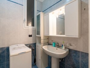 Bad Sink, Armatur, Flooring, Badezimmer, Sinken, Fussboden, Interior Design, Zapfhahn, Toilette, Badezimmerschrank