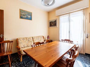 Meubles, Design Intérieur, Sol, Sol, Bois, Table, Pièce, Plafond, Chaise, Salle À Manger