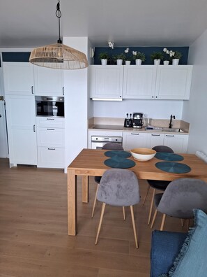 SUPERBE CUISINE EN BOIS BLANC TOUTE ÉQUIPÉE ET COMPLÈTE EN ÉLECTROMÉNAGER 