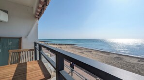 VUE MAGNIFIQUE DE LA TERRASSE SUR LA PLAGE ET LA MER
