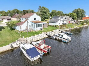 Instant access to the river and only two bridges from the lake.