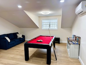 Large game room- sleeper sofa (queen size), billiard, smart TV, 20 board games