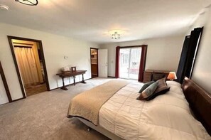 Main House Master Bedroom - One King / One Twin