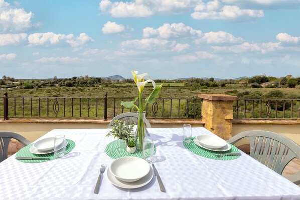 Outdoor dining