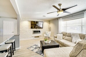 Living Room | Smart TV w/ Cable | Electric Fireplace