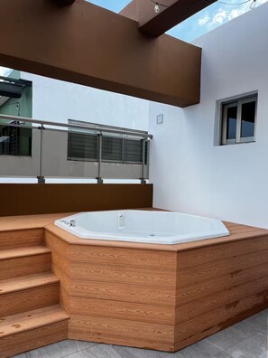 Outdoor spa tub