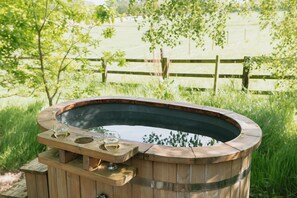 Hot Tub / whirlpool bath (Outdoor)