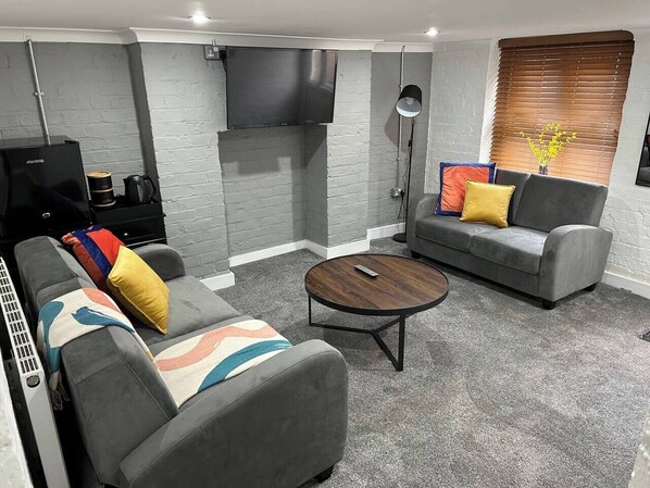 Living Area with Sofa Bed, TV and drink station 