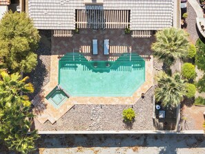 This home is located in the quiet community of Acacia La Quinta, right across the Indian Wells Tennis Gardens.