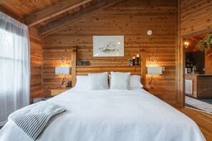 [Bedroom] King size bed #kinkybearcabin